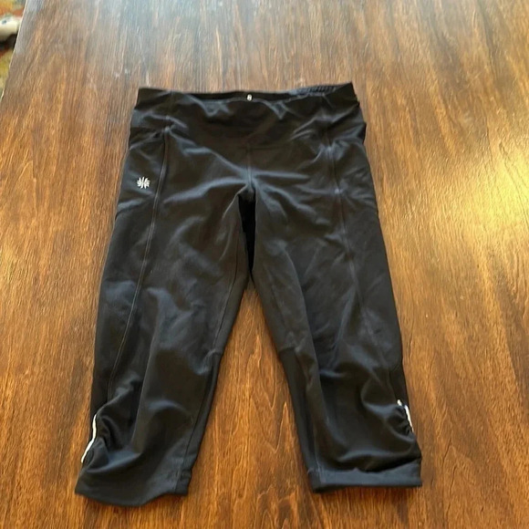 Athleta Women's Size Medium Be Free Knicker Capris Black Yoga Workout Small EUC - Picture 1 of 5